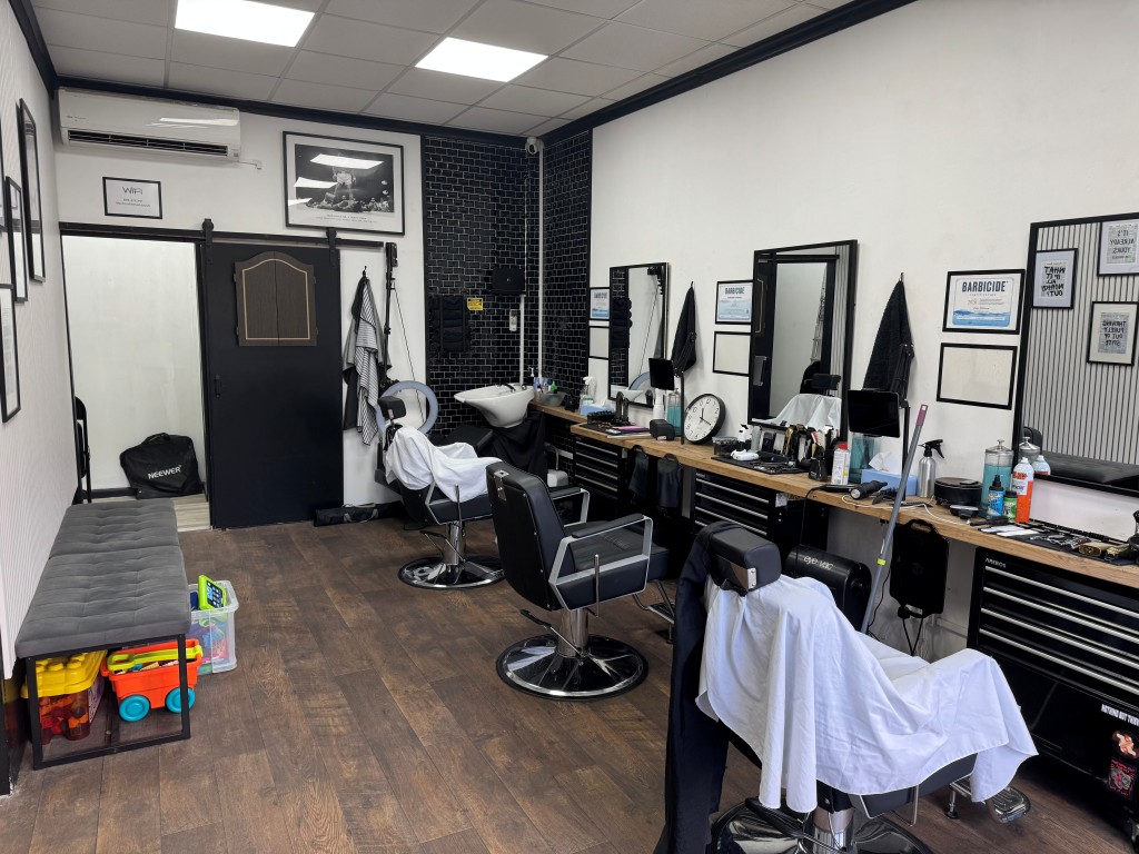 Lot: 89 - FREEHOLD FOUR STOREY MIXED COMMERCIAL AND RESIDENTIAL INVESTMENT - Inside the barbershop